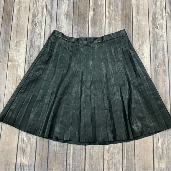 ⭕️sold⭕️J. Crew faux leather pleated mini skirt - Picture 2 of 7